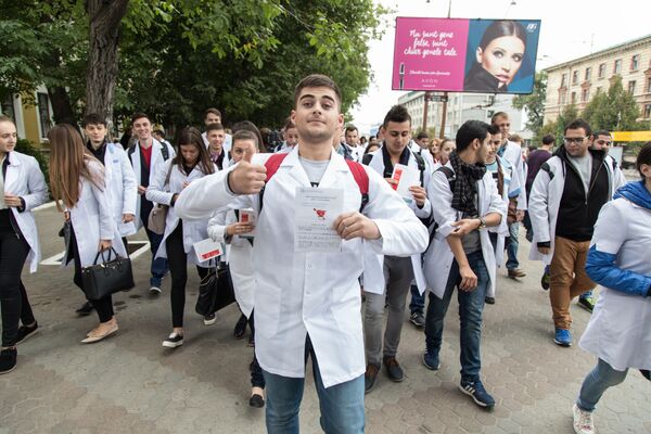 Acţiunea a fost desfăşurată de studenţii şi rezidenţii Universităţii de Stat de Medicină și Farmacie „Nicolae Testemițanu. - Sputnik Moldova