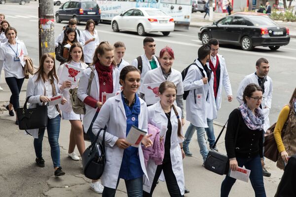 Около 250 участников акции стартовали от центрального корпуса медуниверситета и проследовали до парка «Валя морилор». - Sputnik Молдова