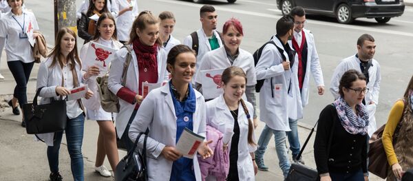 Около 250 участников акции стартовали от центрального корпуса медуниверситета и проследовали до парка «Валя морилор». - Sputnik Молдова