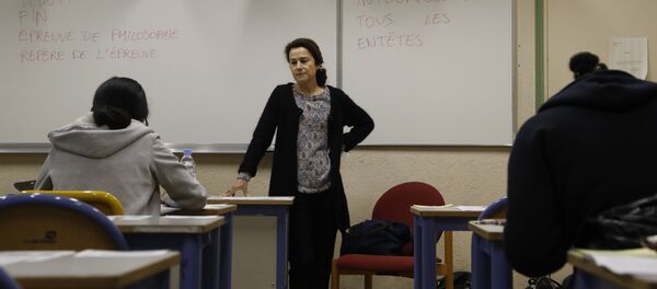 A teacher monitors (C) as High school students at the Charlemagne High School (Lycee Charlemagne) in Paris - Sputnik Moldova-România