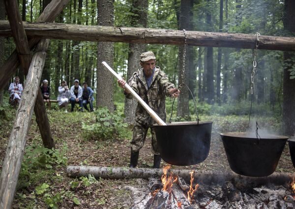 Мужчина готовит ритуальное блюдо в честь праздника Сярем - Sputnik Молдова