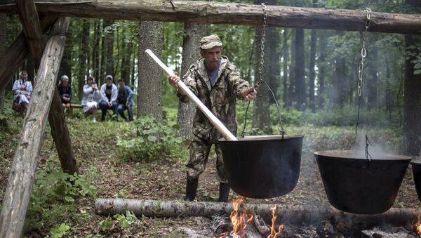 Мужчина готовит ритуальное блюдо в честь праздника Сярем - Sputnik Молдова