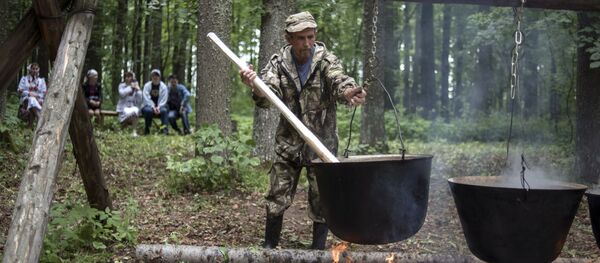 Мужчина готовит ритуальное блюдо в честь праздника Сярем - Sputnik Молдова