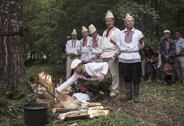 Жители села Шоруньжа раскладывают приготовленные угощения Богам на празднике Сярем - Sputnik Молдова