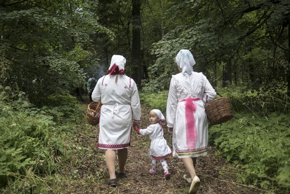 Жительницы села Шоруньжа в национальных костюмах идут на праздник Сярем - Sputnik Молдова