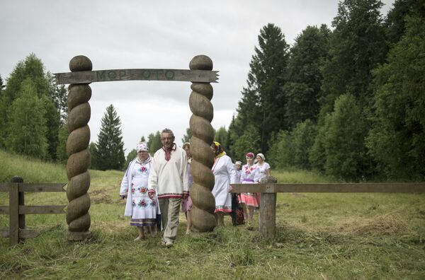 Locuitorii satului Shorun'zha trec prin porți în pădurea sacră de sărbătoarea Syarem - Sputnik Moldova-România