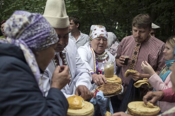 Locuitorii satului Shorun'zha în timpul mesei ritualice de sărbătoarea Syarem - Sputnik Moldova-România