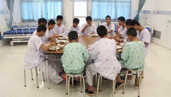 Двенадцать подростков из тайской юниорской футбольной команды Wild Boars (Лесные вепри) - Sputnik Молдова