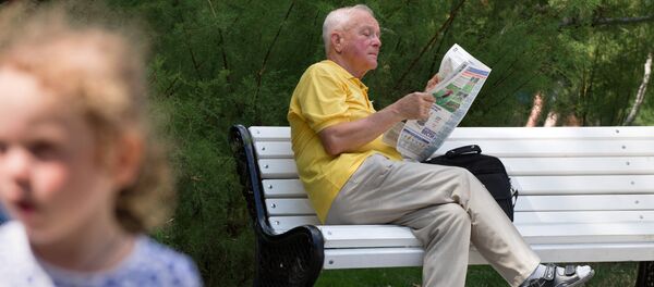 Пенсионер на скамейке, архивное фото - Sputnik Молдова