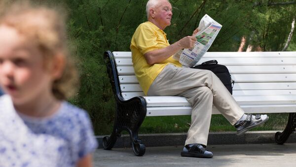 Пенсионер на скамейке, архивное фото - Sputnik Молдова