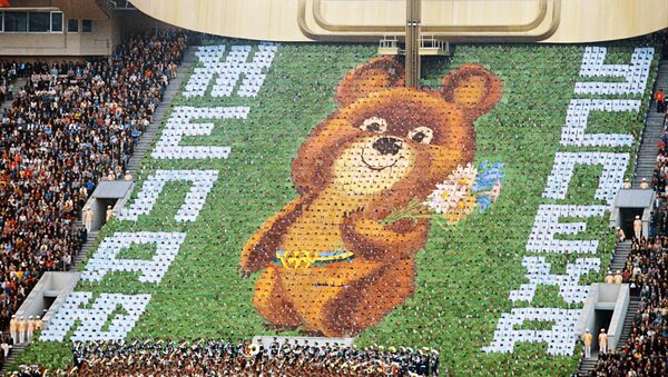 Торжественное открытие XXII Олимпийских игр в Москве 19 июля 1980 года. На трибуне - символ Олимпиады-80 - Медвежонок - Sputnik Молдова