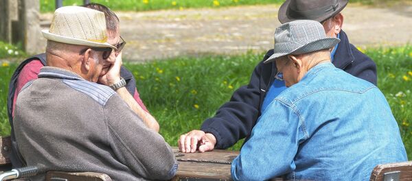 Пенсионеры играют в домино - Sputnik Молдова