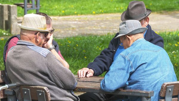 Пенсионеры играют в домино - Sputnik Молдова