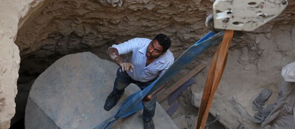 Археологи работают с черным гранитным саркофагом с тремя мумиями, найденным при раскопках в Александрии на северном побережье Египта Археологи работают с черным гранитным саркофагом с тремя мумиями, найденным при раскопках в Александрии на северном побережье Египта - Sputnik Молдова