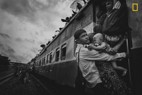 Работа фотографа MD Tanveer Hassan Rohan Challenging Journey, занявшая 3-е место в категории Люди в фотоконкурсе 2018 National Geographic Travel Photographer of the Year - Sputnik Молдова