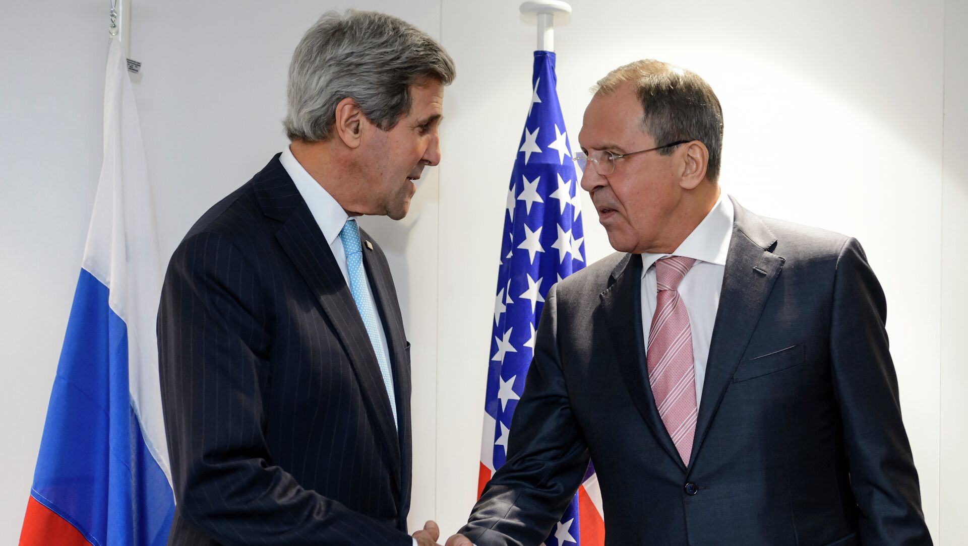 US Secretary of State John Kerry (L) and Russian Foreign Minister Sergei Lavrov shake hands during a bilateral on the side line of an Organization for Security and Cooperation in Europe (OSCE) ministerial meeting on December 4, 2014 - Sputnik Moldova, 1920, 02.07.2021
