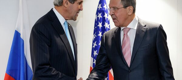 US Secretary of State John Kerry (L) and Russian Foreign Minister Sergei Lavrov shake hands during a bilateral on the side line of an Organization for Security and Cooperation in Europe (OSCE) ministerial meeting on December 4, 2014 - Sputnik Moldova