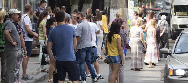 Люди на остановке - Sputnik Moldova