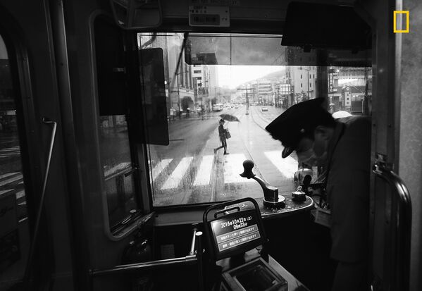 „O altă zi ploioasă în Nagasaki”, fotografie realizată de Hiro Kurashina, locul întâi la secțiunea „Orașe” în concursul de fotografie „National Geographic Travel Photographer 2018” - Sputnik Moldova