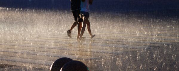 Прохожие во время дождя в Москве - Sputnik Moldova