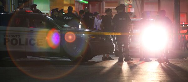 Полиция возле места массового расстрела в Торонто, Канада, 23 июля 2018 Полиция возле места массового расстрела в Торонто, Канада, 23 июля 2018 - Sputnik Молдова
