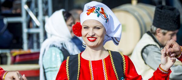 девушки в национальных костюмах - Sputnik Молдова
