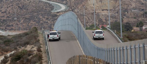 Border Patrol agents patrol the United States-Mexico Border wall during Opening the Door Of Hope/Abriendo La Puerta De La Esparana at Friendship Park in San Ysidro, California on Saturday, November 19, 2016 - Sputnik Moldova