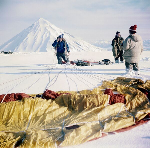 Группа парашютистов, альпинистов и вулканологов после приземления на вулкане Авачинская сопка в Камчатской области - Sputnik Молдова