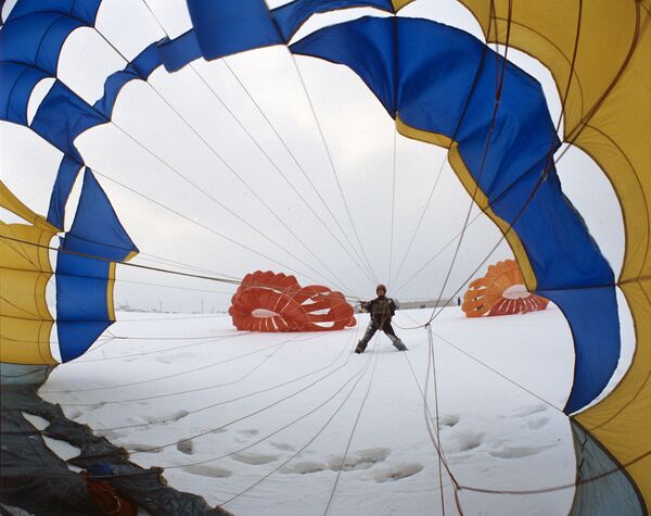 Тренировочные прыжки с парашютом, 1984 год - Sputnik Молдова