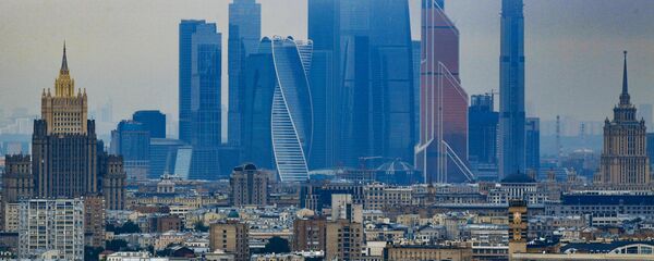 Небоскребы делового центра Москва-сити. Слева: высотное здание министерства иностранных дел РФ Небоскребы делового центра Москва-сити. Слева: высотное здание министерства иностранных дел РФ - Sputnik Молдова