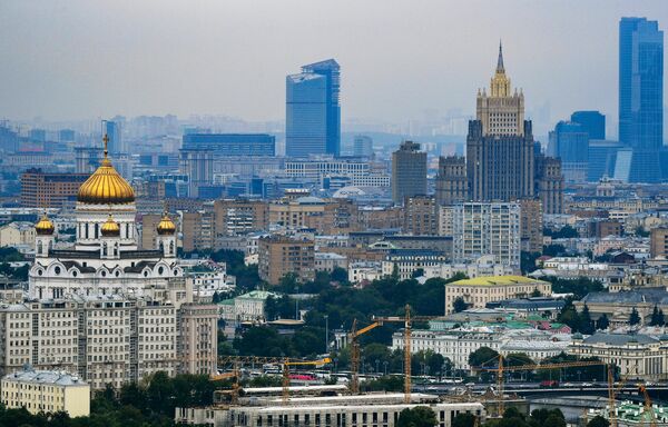 Храм Христа Спасителя (слева), высотное здание министерства иностранных дел РФ в Москве - Sputnik Молдова