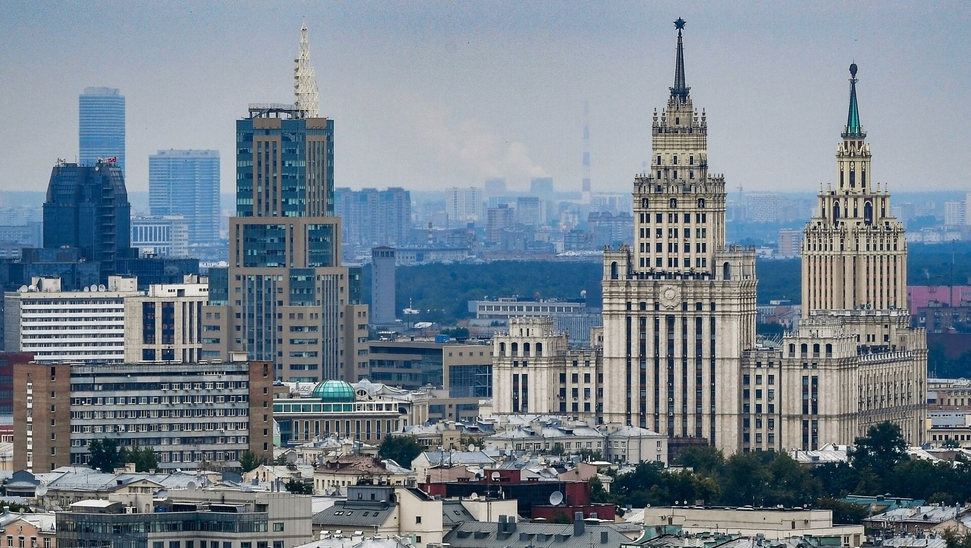 Высотное здание на площади Красных ворот (справа) в Москве - Sputnik Молдова, 1920, 23.03.2021