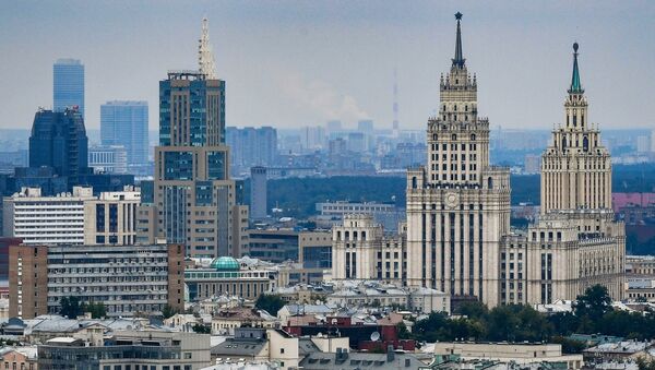 Высотное здание на площади Красных ворот (справа) в Москве - Sputnik Молдова