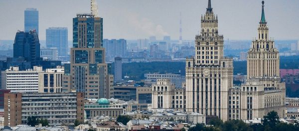 Высотное здание на площади Красных ворот (справа) в Москве - Sputnik Молдова
