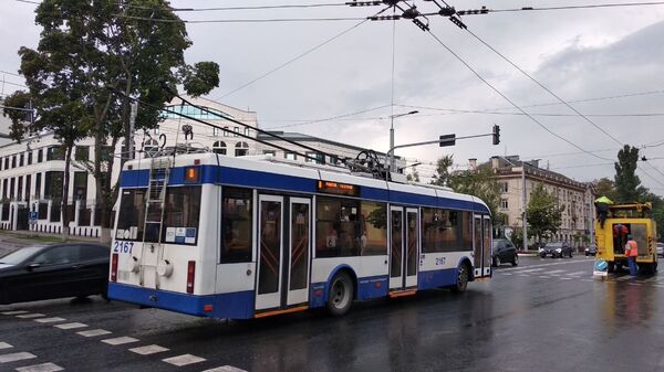 Обрыв троллейбусных проводов на проспекте Штефана чел Маре - Sputnik Молдова