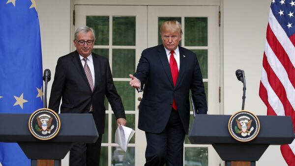 President Donald Trump and European Commission president Jean-Claude Juncker arrive to speak in the Rose Garden of the White House, Wednesday, July 25, 2018, in Washington. - Sputnik Moldova-România