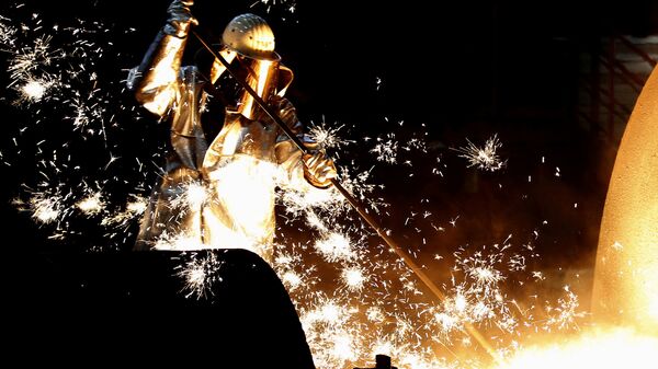 A worker at a blast furnace at Europe's largest steel factory of Germany's industrial conglomerate ThyssenKrupp AG in Duisburg, Germany December 6, 2012. - Sputnik Moldova-România
