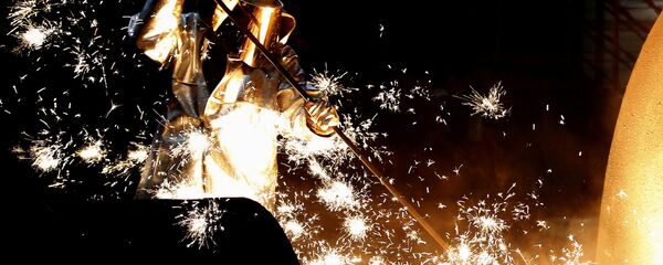 A worker at a blast furnace at Europe's largest steel factory of Germany's industrial conglomerate ThyssenKrupp AG in Duisburg, Germany December 6, 2012. - Sputnik Moldova-România