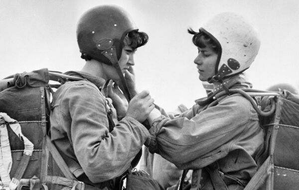 Parașutiștii își verifică reciproc echipamentul înainte de salt, anul 1969 - Sputnik Moldova