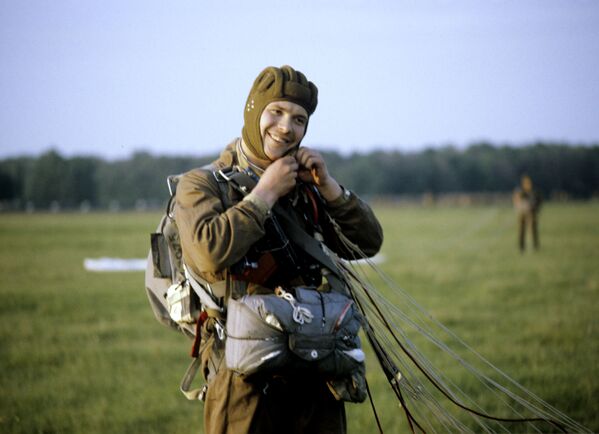 Un  parașutist după aterizarea pe poligonul de instrucție - Sputnik Moldova