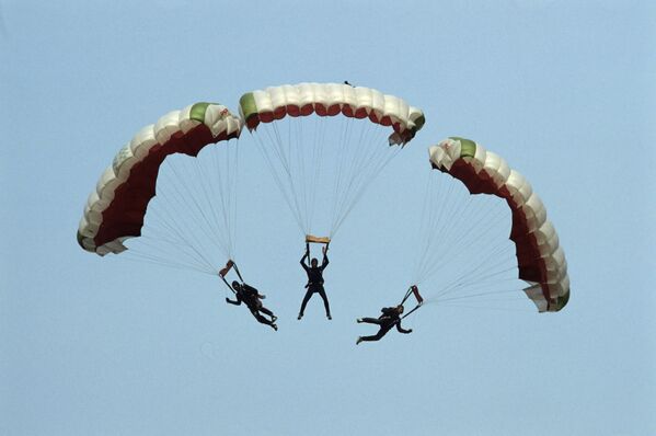 Parașutiști în aer. Sărbătoarea sportului aeronautic pe aeroportul din Tușino, anul 1987 - Sputnik Moldova