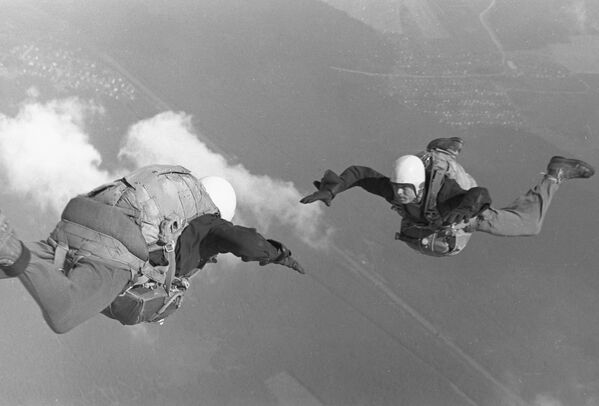Parașutiști sovietici efectuând un salt cu parașuta în grup. Cădere liberă, anul 1968 - Sputnik Moldova