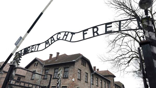 File photo of the sign Arbeit macht frei (Work Makes You Free) at the main gate of the former German Nazi concentration and extermination camp Auschwitz in Oswiecim January 19, 2015. - Sputnik Moldova-România
