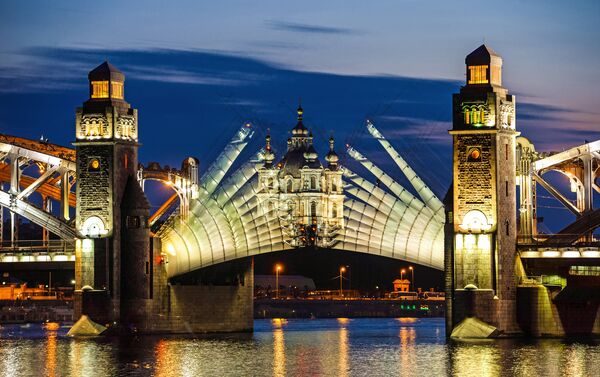 Разводка моста Петра Великого в Санкт-Петербурге в 2 часа утра во время белых ночей - Sputnik Молдова