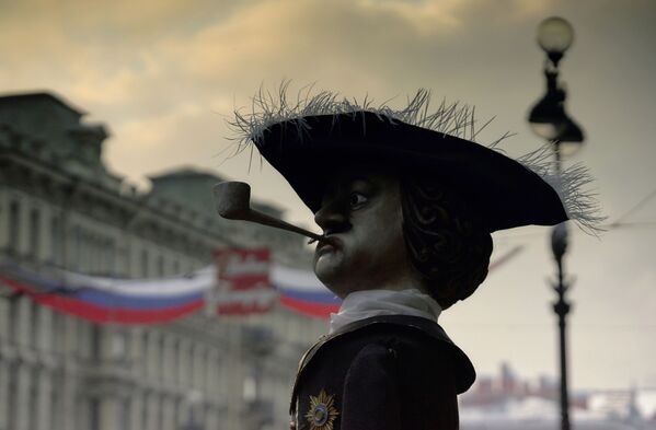 Прогулка гигантской куклы Петра I в 5 часов утра во время белых ночей в Санкт-Петербурге - Sputnik Молдова