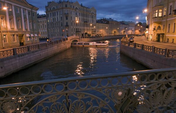 Набережная реки Мойки с Певческого моста во время белых ночей в Санкт-Петербурге - Sputnik Молдова