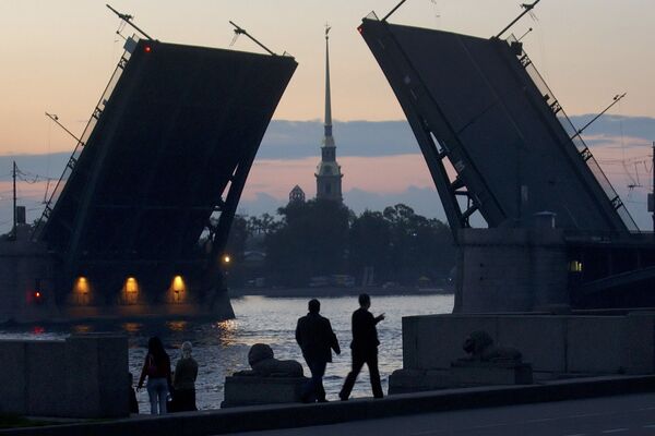 Люди прогуливаются в 3 часа ночи по набережной Невы в Санкт-Петербурге во время белых ночей - Sputnik Молдова