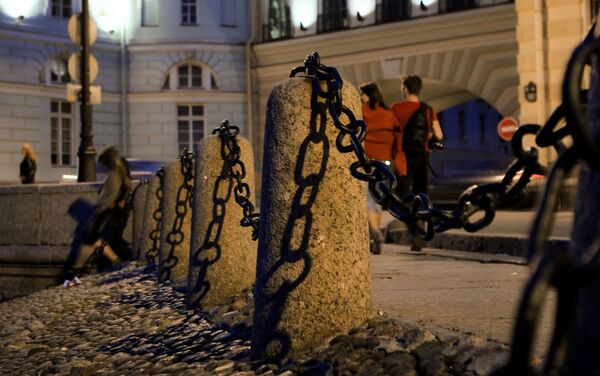 Люди прогуливаются по Санкт-Петербургу во время белых ночей - Sputnik Молдова