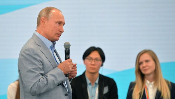 Vladimir Putin în discuție cu tinerii la Festivalul Mondial al Tineretului și Studenților, Soci 2017 - Sputnik Moldova