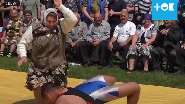 Эта бабушка готова порвать за своего внука - Sputnik Молдова